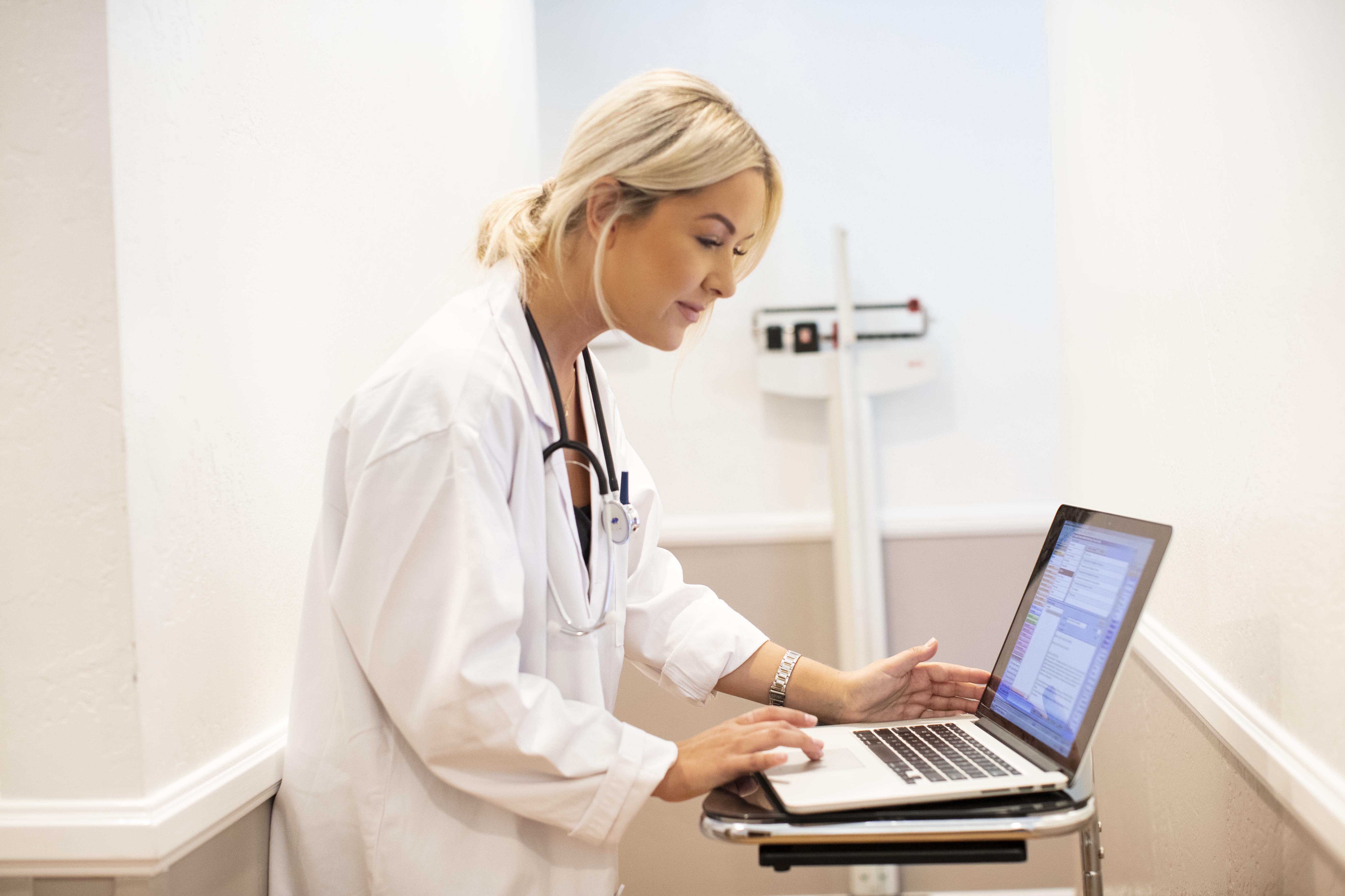 psychiatric mental health nurse practitioner on laptop
